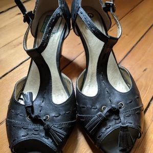 Adorable Seychelles t-strap peekaboo pumps!